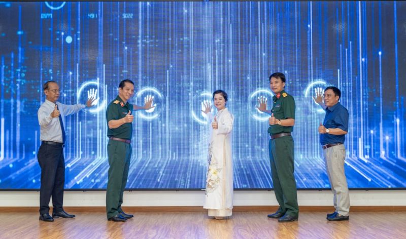 Đại diện các đơn vị thực hiện nghi thức chúc mừng Ngày Dược sĩ thế giới Đại diện các đơn vị thực hiện nghi thức chúc mừng Ngày Dược sĩ thế giới