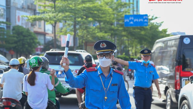 Tổ chức lại giao thông tại Ngã Tư Sở: Lực lượng chức năng căng mình, người dân dần tuân thủ