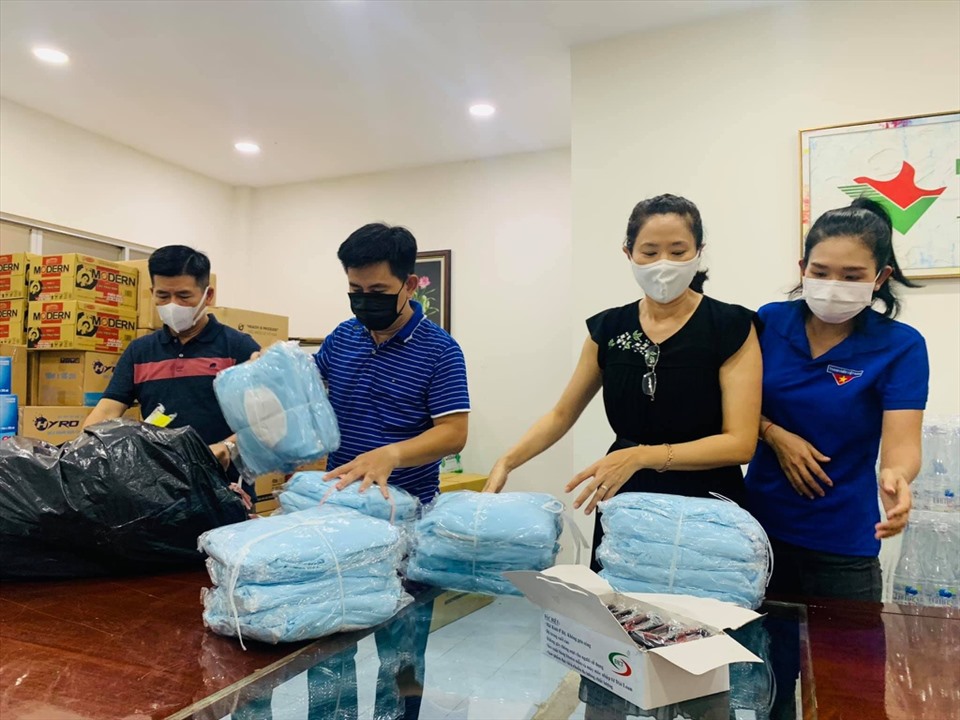 Nhiều văn nghệ sĩ đã có những đêm trình diễn đầy cảm xúc và đáng nhớ trên một sân khấu đặc biệt - sân bệnh viện dã chiến - để phục vụ khán giả là hàng trăm y bác sĩ, nhân viên y tế cùng hàng ngàn bệnh nhân F0, đang điều trị tại bệnh viện dã chiến số 3 và số 6. Bên cạnh những giọng hát quen thuộc của đội tình nguyện viên nghệ sĩ như Phương Thanh, Quốc Đại, Đăng Nguyên, Nam Cường... đêm diễn mới đây có sự góp mặt của saxophone Trần Mạnh Tuấn.