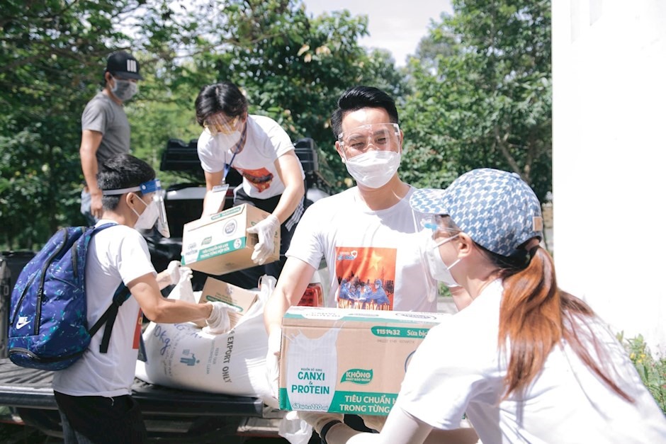 Đầu năm 2020, Nguyễn Phi Hùng đã sáng tác và hát ca khúc Bao la những trái tim hồng để tri ân các y bác sĩ chống dịch Covid-19 cùng những tấm lòng nhân ái. Sau đó anh ra MV Đến những những nơi đang cần chúng ta (sáng tác Võ Hoài Phúc) cổ vũ giới trẻ tham gia hoạt động cộng đồng.