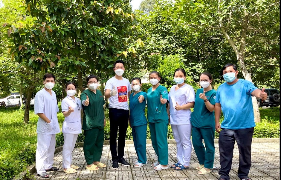 Đến nay khi đợt dịch thứ 4 hoành hành tại TP.HCM và các tỉnh phía Nam, Nguyễn Phi Hùng lại hát ca khúc do chính anh viết vào cuối năm 2020 Có một Sài Gòn như thế với những lời ca lạc quan, yêu đời: “Hãy cùng hát lên cho màu xanh. Màu xanh sức sống Sài Gòn. Này em cùng hát, hãy cùng hát lên cho tình yêu. Tình yêu trọn đời em nhé”. Không chỉ đem đến những ca khúc vừa mạnh mẽ vừa đầy tình cảm dành cho lực lượng tuyến đầu và người dân thành phố Hồ Chí Minh, nhạc sĩ, ca sĩ Nguyễn Phi Hùng còn cùng nhiều đồng nghiệp có những chuyến gửi hàng hóa nhu yếu phẩm, thiết bị bảo hộ tặng cho các bệnh viện, khu cách ly. Những ngày vừa qua, nhạc sĩ Nguyễn Phi Hùng, ca sĩ Phương Thanh cùng nhiều anh chị em nghệ sĩ, tình nguyện viên Nhà văn hóa Thanh niên TP. Hồ Chí Minh đã đến tặng quà, hỗ trợ cắt tóc cho y bác sĩ, nhân viên y tế… tại Bệnh viện dã chiến Củ Chi. Tại đây, các nghệ sĩ đã biến khu vực sân vườn của Bệnh viện thành sân khấu, và biểu diễn cổ vũ tinh thần những người đang điều trị, làm việc và phục vụ tại đây.