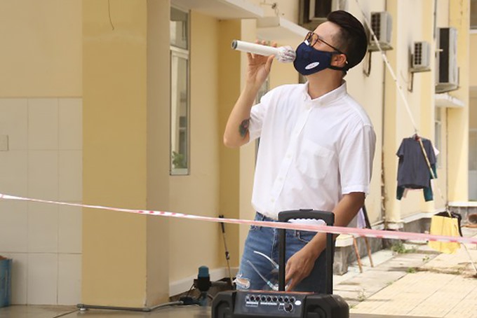 Để đảm bảo an toàn, các ca sĩ như Hoàng Bách, Quốc Đại, Ngọc Hà... biểu diễn bên ngoài lớp chăng dây chống dịch. Anh xúc động khi phía sau hàng rào, các y bác sĩ, bệnh nhân nhảy múa, vẫy tay theo. “Trải nghiệm không thể quên. Chúng tôi sẽ rất nhớ khoảng thời gian khó khăn này“, Hoàng Bách thốt lên khi biểu diễn Chạm vào vinh quang - ca khúc anh sáng tác.