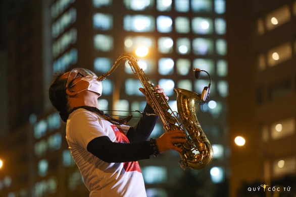 Nghệ sĩ saxophone Trần Mạnh Tuấn cho biết đây là một sân khấu đặc biệt nhất trong cuộc đời hoạt động âm nhạc của ông. Dù phải mang khẩu trang nhưng saxophone Trần Mạnh Tuấn vẫn thể hiện trọn vẹn những ca khúc đậm tình yêu quê hương như Quê hương, Về quê, Diễm xưa, Còn tuổi nào cho em được đón nhận nồng nhiệt. Theo MC Quỳnh Hoa, những bệnh nhân trên những tầng lầu bật đèn điện thoại đung đưa theo điệu nhạc tạo nên một không gian ấm áp, tuy thật xa mà cũng thật gần.
