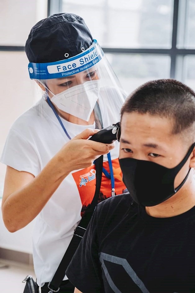 Ca sĩ Phương Thanh chân chất nói “hát cho tâm hồn thoải mái” và cất tiếng hát nhiều ý nghĩa: “Ai cũng chọn việc nhẹ nhàng, gian khổ sẽ dành phần ai? Ai cũng một thời trẻ trai. Cũng từng nghĩ về đời mình. Phải đâu may nhờ rủi chịu? Phải đâu trong đục cũng đành. Phải không em, phải không anh?” (lời ca khúc Một đời người, một rừng cây của nhạc sĩ Trần Long Ẩn).