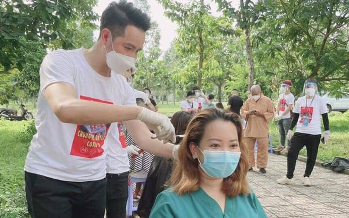 Tham gia hát phục vụ các bệnh nhân, những người làm nhiệm vụ ở tuyến đầu phòng, chống dịch bệnh vào cuối tháng 7-2021, ca sĩ Nguyễn Phi Hùng đã hát những bài hit ăn khách trong sự nghiệp của anh, cũng như các bài hát mang giai điệu sôi nổi như Nối vòng tay lớn (Trịnh Công Sơn), Niềm tin chiến thắng (Lê Quang), Việt Nam ơi (Minh Beta)...
