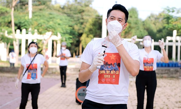 “Thấy cảnh các y, bác sĩ tình nguyện xuống tóc để tiện cho hoạt động chăm sóc bệnh nhân mà thương quá” - ca sĩ Nguyễn Phi Hùng chia sẻ. “Mình có cảm xúc rưng rưng niềm xúc động khi đến với các khu cách ly. Dù ngăn cách, nhưng tinh thần lạc quan vững tin chống dịch của bà con đã truyền thêm động lực cho nhóm nghệ sĩ tình nguyện, để tất cả chúng ta luôn tin vào sức mạnh của người Việt là sự sẻ chia yêu thương, dù khó khăn nào cũng sẽ vượt qua” - Phi Hùng bày tỏ.
