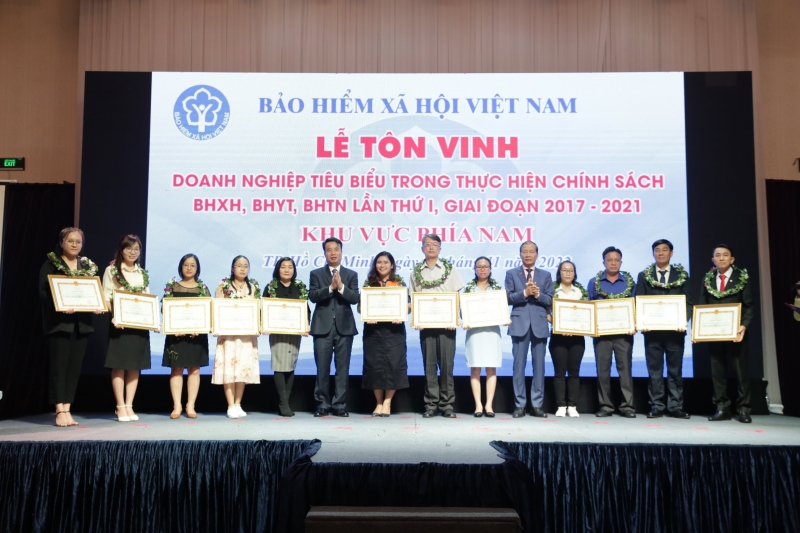 TGĐ BHXH Việt Nam Nguyễn Thế Mạnh và Phó Chủ tịch VCCI Hoàng Quang Phòng trao tặng Bằng khen cho các doanh nghiệp.