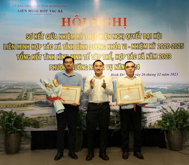 Ông Nguyễn Tiến Dũng, Chủ tịch Liên minh HTX tỉnh trao Bằng khen của UBND tỉnh cho 2 cá nhân có thành tích trong phong trào thi đua yêu nước tỉnh giai đoạn 2021 - 2023. Ông Nguyễn Tiến Dũng, Chủ tịch Liên minh HTX tỉnh trao Bằng khen của UBND tỉnh cho 2 cá nhân có thành tích trong phong trào thi đua yêu nước tỉnh giai đoạn 2021 - 2023.