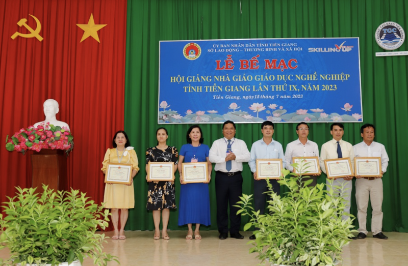 Ông Lý Văn Cẩm, Giám đốc Sở LĐ-TB&XH trao giải tập thể.