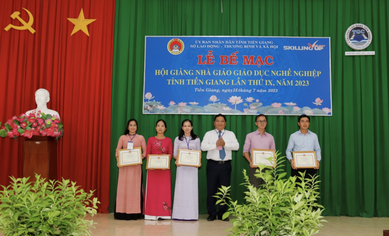 Ông Lý Văn Cẩm, Giám đốc Sở LĐ-TB&XH trao giải Nhất cho các cá nhân và đánh giá cao những nỗ lực của nhà giáo GDNN.