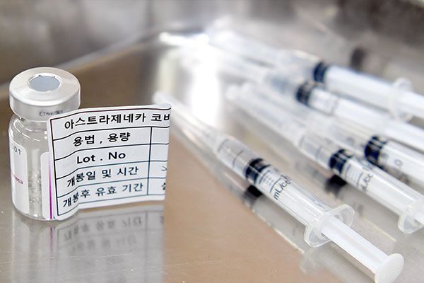 Tổng thống Hàn Quốc 'trấn an' người dân tiêm vaccine AstraZeneca