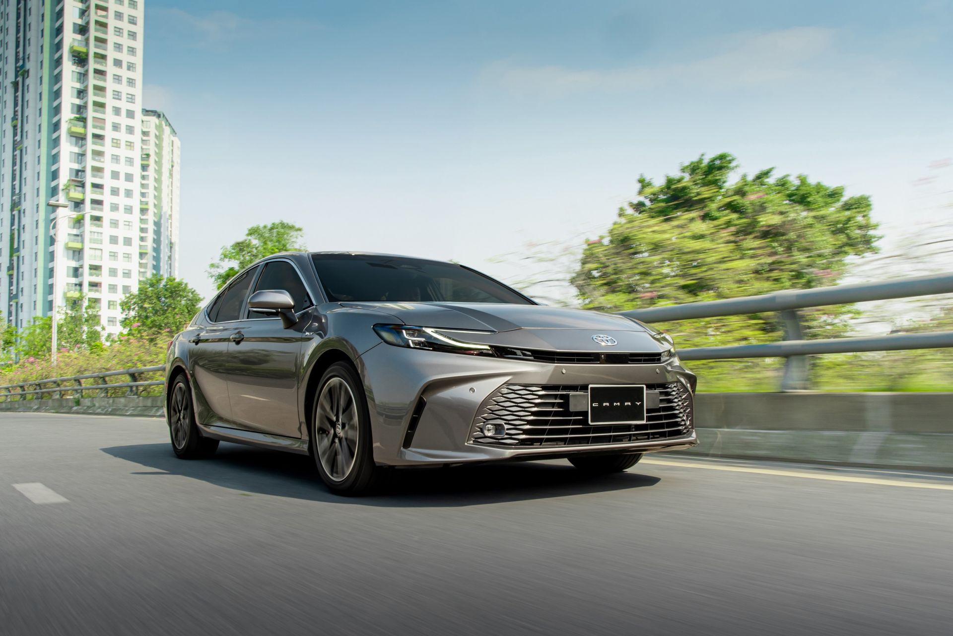 Toyota Việt Nam công bố điều chỉnh giá bán Camry HEV Premium