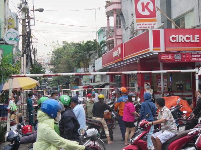  TP HCM: Cận cảnh phong tỏa khu Mả Lạng do liên quan ca Covid-19 ở Tân Sơn Nhất - Ảnh 2.