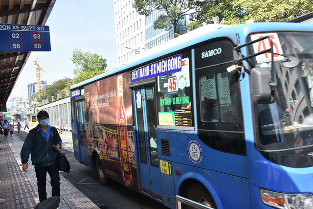  TP HCM không đồng ý đề xuất ngưng quảng cáo trên xe buýt - Ảnh 1.