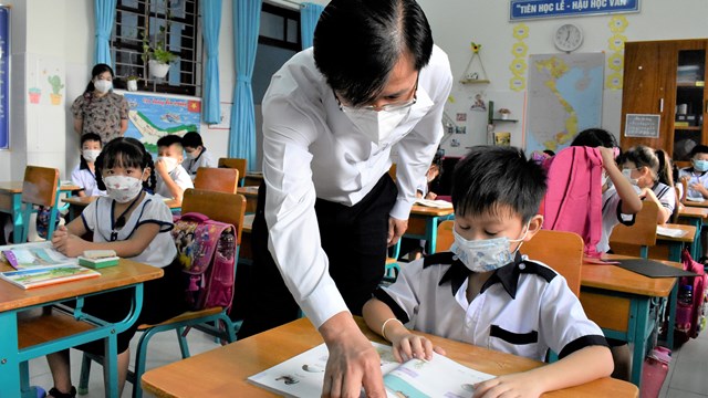 TP HCM là 'vùng xanh', phụ huynh hồ hởi chuẩn bị cho học sinh tới trường