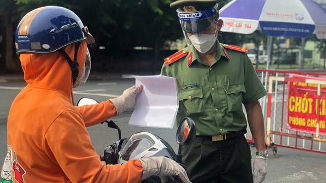 TP HCM: Nhiều người quay đầu xe vì chưa có giấy đi đường mới