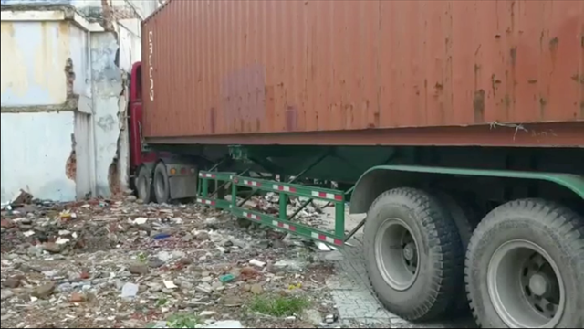 TP HCM: Tông đổ dải phân cách, xe container xộc thẳng vào tiệm vàng trên đường