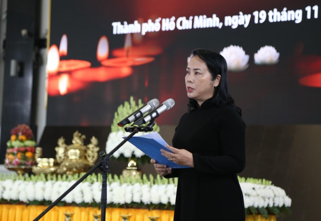 Bà Trần Kim Yến tưởng niệm đồng bào mất trong đại dịch. Ảnh: Ngô Tùng. 