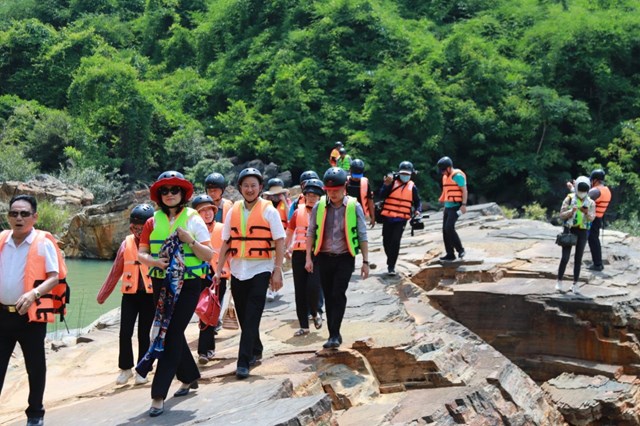 tp-ho-ch237-minh-khao-s225t-x226y-dung-chuong-tr236nh-ket-noi-du-lich-voi-dak-lak_2.jpg tp-ho-ch237-minh-khao-s225t-x226y-dung-chuong-tr236nh-ket-noi-du-lich-voi-dak-lak_2.jpg