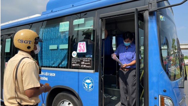 TP Hồ Chí Minh ra quân kiểm tra xe kinh doanh chưa đeo biển vàng
