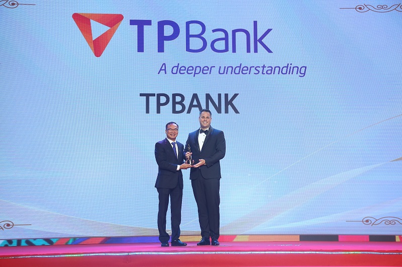 Đại diện TPBank nhận giải thưởng tại HR Asia Awards 2023