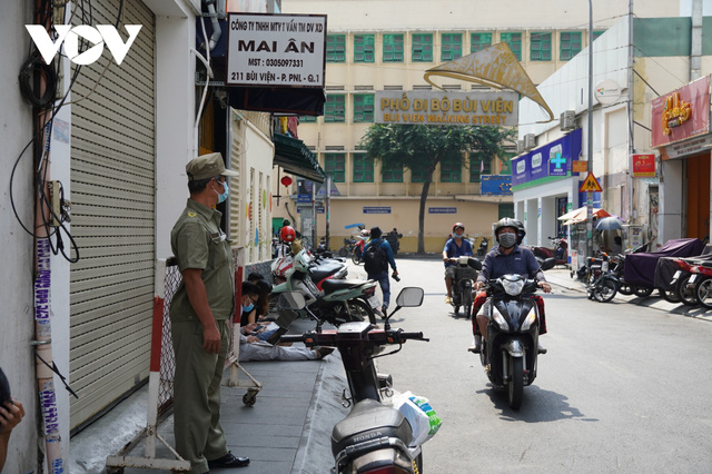  TP.HCM đưa 4 người đi cách ly tập trung, phong tỏa quán cà phê ở Bùi Viện - Ảnh 2.