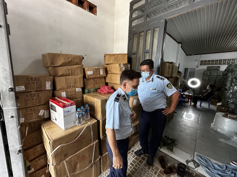 Lực lượng QLTT kiể tra địa điểm kinh doanh hàng chục nghìn sản phẩm có dấu hiệu nhập lậu, hàng không rõ nguồn gốc xuất xứ, hàng có dấu hiệu giả mạo nhãn hiệu.