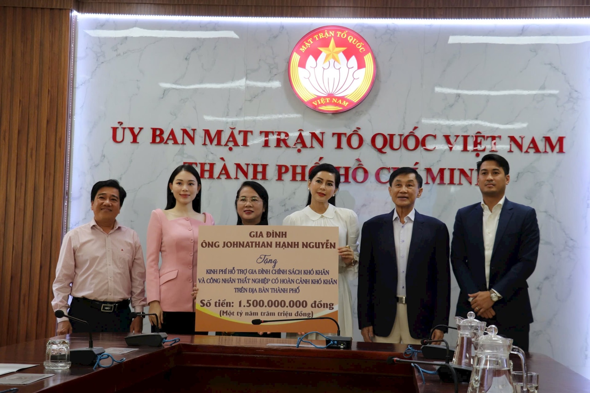 Từ “Vua hàng hiệu” đến người đồng hành vì cộng đồng