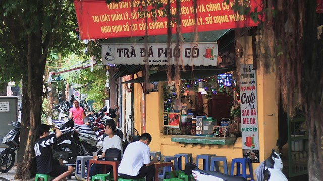 Trà đá vỉa hè – thức uống bình dân của người Hà Nội 