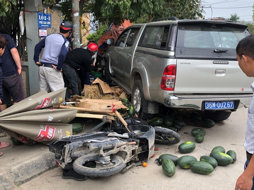 tr225nh-xe-m225y-sang-duong-xe-bien-xanh-cho-sep-t244ng-chet-2-nguoi_1.jpg tr225nh-xe-m225y-sang-duong-xe-bien-xanh-cho-sep-t244ng-chet-2-nguoi_1.jpg