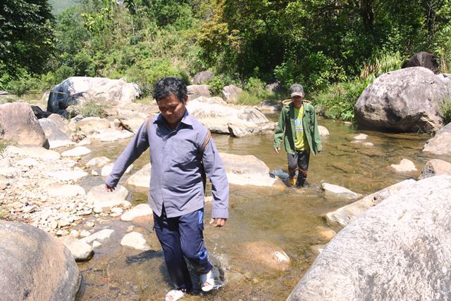 Anh An, người đi đầu, lội suối băng rừng tìm mật ong
