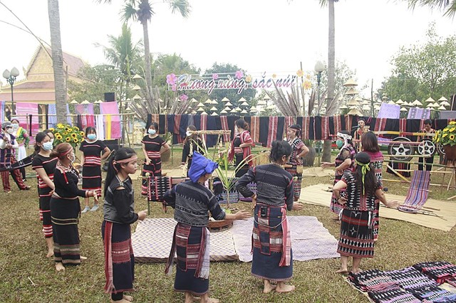 trai-nghiem-nhieu-hoat-dong-van-h243a-ng224y-hoi-39sac-xu226n-tr234n-moi-mien-to-quoc39_1.jpg