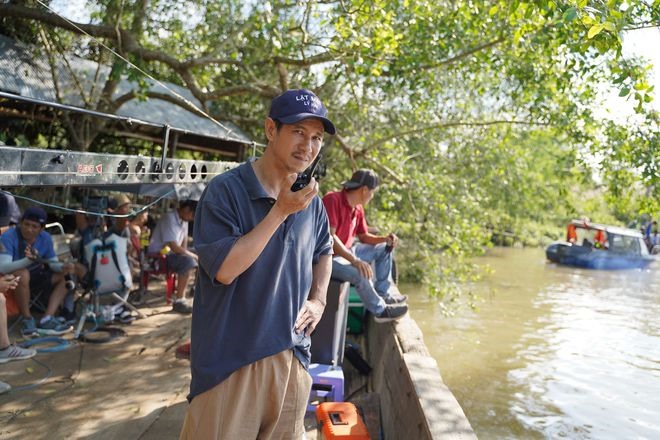 Cảnh lật xuồng trong lúc quay của phim Lật mặt 5. Ảnh: ĐPCC.