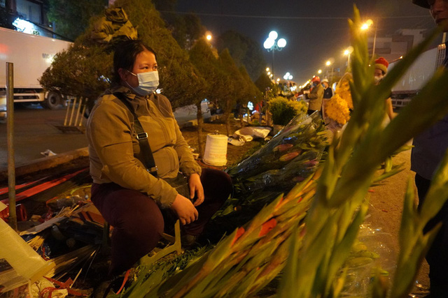  Trắng đêm mưu sinh ở chợ đầu mối ngày giáp Tết - Ảnh 14.