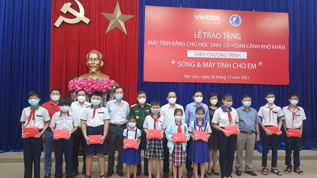 Trao 2.551 máy tính bảng cho học sinh có hoàn cảnh khăn ở tỉnh Bạc Liêu