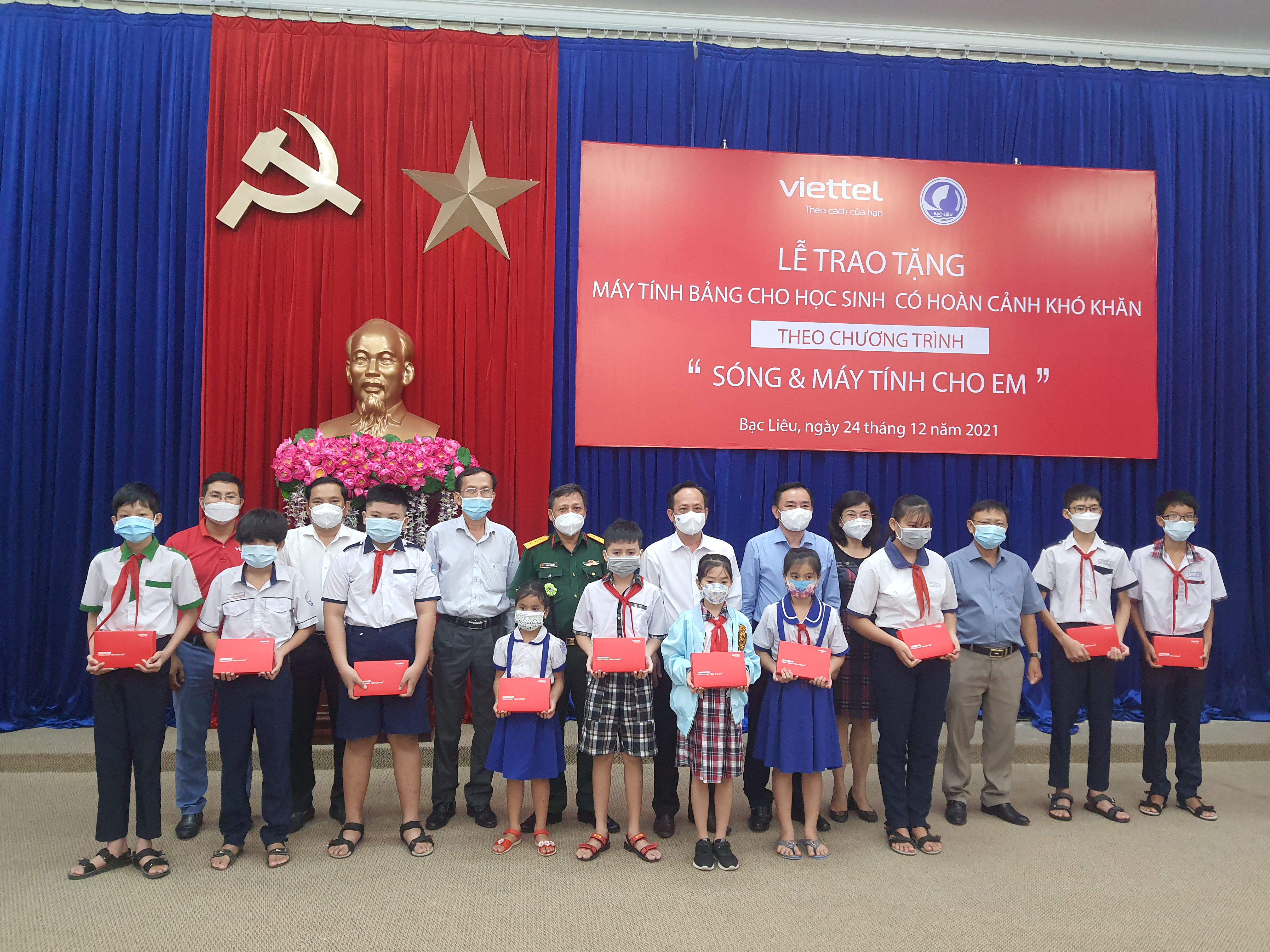 trao-2551-m225y-t237nh-bang-cho-hoc-sinh-c243-ho224n-canh-khan-o-tinh-bac-li234u_1.jpg