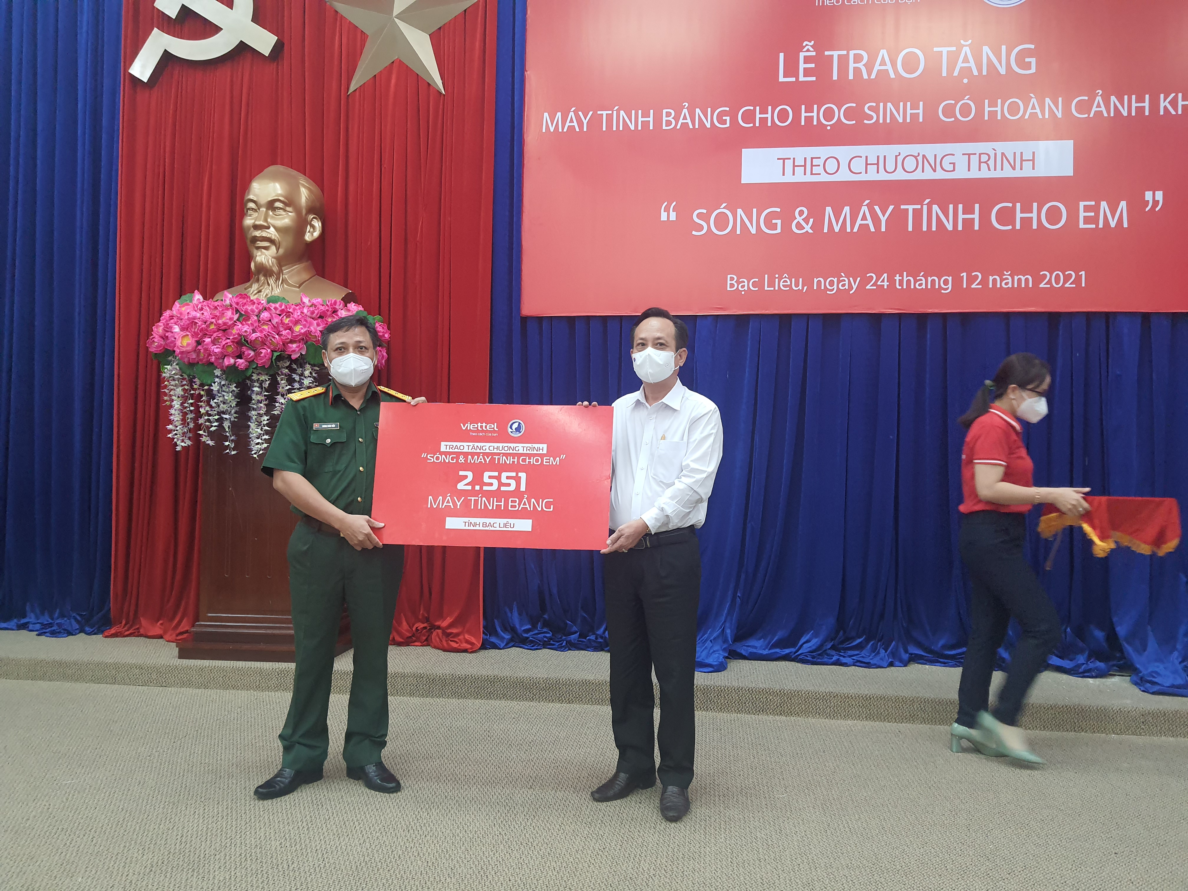 trao-2551-m225y-t237nh-bang-cho-hoc-sinh-c243-ho224n-canh-khan-o-tinh-bac-li234u_2.jpg