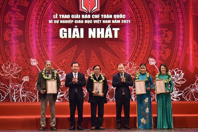 trao-giai-b225o-ch237-to224n-quoc-39v236-su-nghiep-gi225o-duc-viet-nam39_2.jpg trao-giai-b225o-ch237-to224n-quoc-39v236-su-nghiep-gi225o-duc-viet-nam39_2.jpg