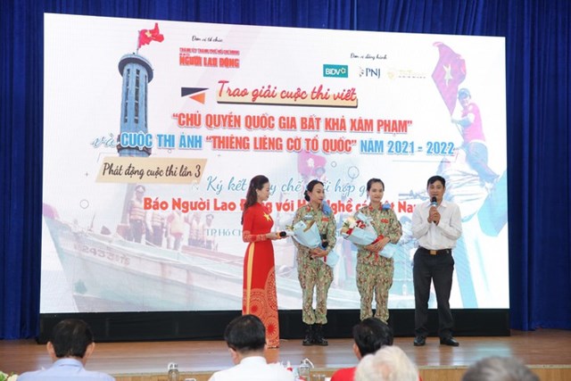 trao-giai-cuoc-thi-anh-39thi234ng-li234ng-co-to-quoc39_1.jpg