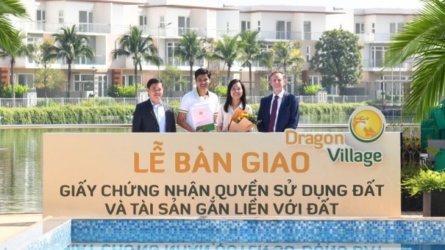 Trao sổ hồng cho cư dân Dragon Village và Dragon Parc, Phú Long khẳng định uy tín Nhà phát triển đô thị bền vững 