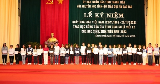 Trao tặng học bổng của gia đình Giáo sư Lê Viết Ly cho học sinh, sinh viên 