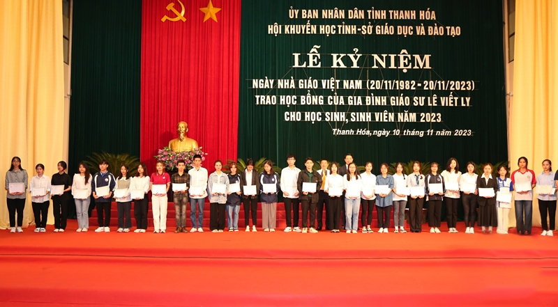 Lễ trao học bổng của gia đình Giáo sư Lê Viết Ly cho các em học sinh, sinh viên
