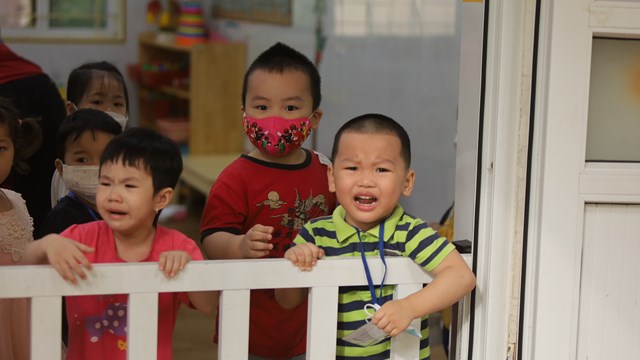 Trẻ mầm non ở Hà Nội khóc, cười ngày trở lại trường