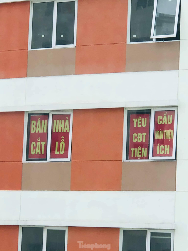Treo băng rôn rao bán cắt lỗ, chung cư bị cắt điện nước - Ảnh 1. Treo băng rôn rao bán cắt lỗ, chung cư bị cắt điện nước - Ảnh 1.