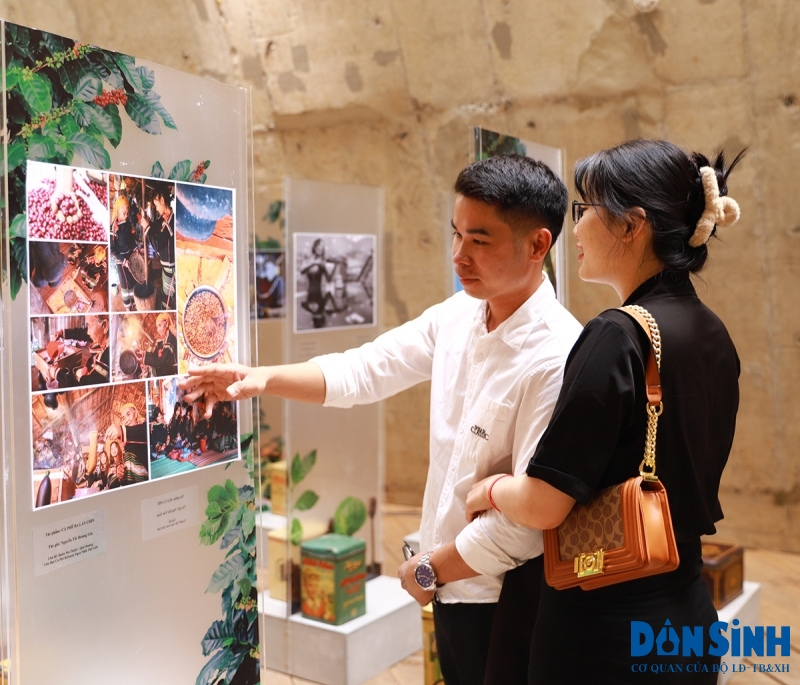Khách tham quan tại triễn lãm ảnh nghệ thuật “Cà phê Việt Nam – hành trình kiến tạo di sản văn hoá thế giới”