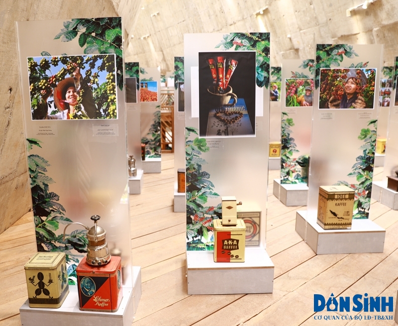 Ảnh trưng bày tại triển lãm ảnh nghệ thuật “Cà phê Việt Nam – hành trình kiến tạo di sản văn hoá thế giới”