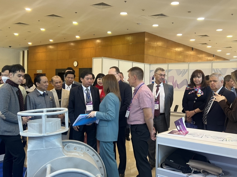 Các vị khách mời và đại biểu tham quan các gian hàng tại Triển lãm.