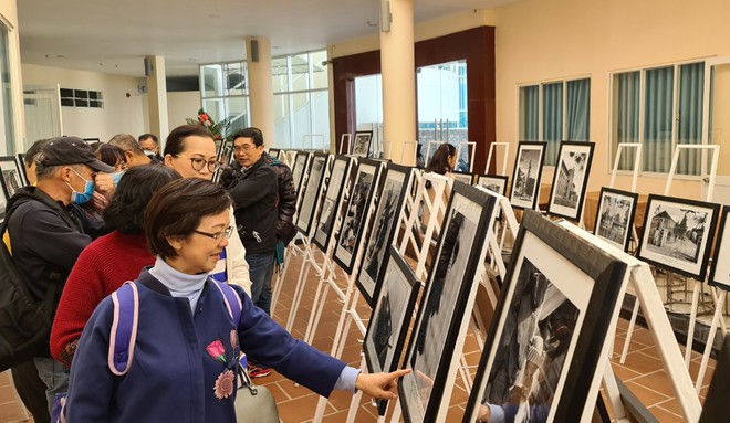 Triển lãm đầu tiên của 'Vua ảnh kỹ thuật phân sắc độ' Nguyễn Bá Mậu - ảnh 1