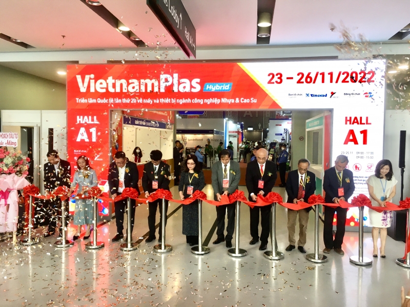 Cắt băng khai trương Triển lãm VietnamPlas Hybrid 2022