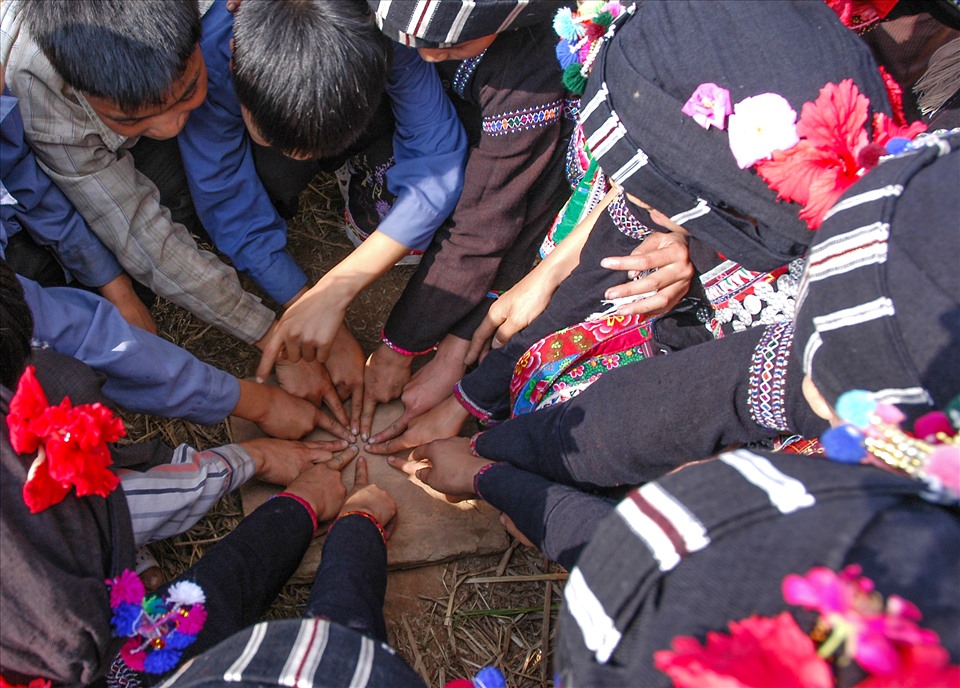 Trò chơi chi chi chành chành. Trò chơi này giống với cách chơi của người Việt, người Thái nhưng những lời đọc lại nói về ý nghĩa người Lự khai khẩn vùng đất Nậm Tăm.